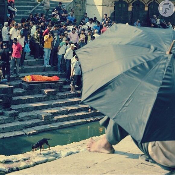 Na imagem, um ritual fúnebre do Nepal, registrado em foto feita por Carmo Dalla Vecchia durante sua viagem junto com a equipede 'Joia Rara'