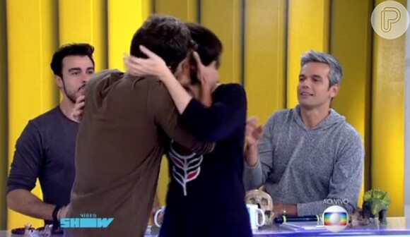 Monica Iozzi recebeu a visita de Bruno Gagliasso no 'Vídeo Show' e foi surpreendida com uma 'aula prática' de beijo técnico