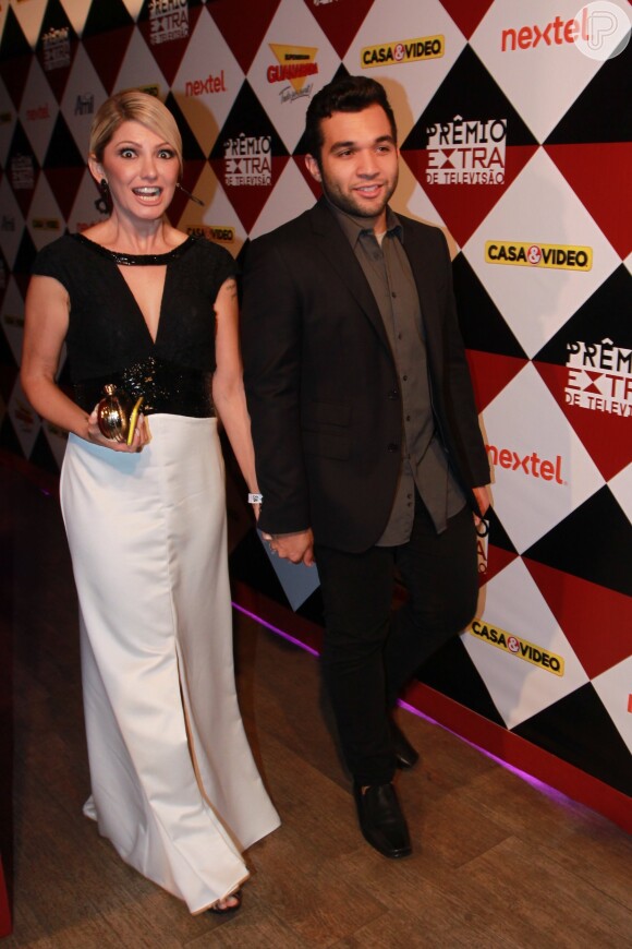 Jonathan Costa acompanhou Antonia Fontenelle ao Prêmio Extra de Televisão, em 18 de novembro de 2015