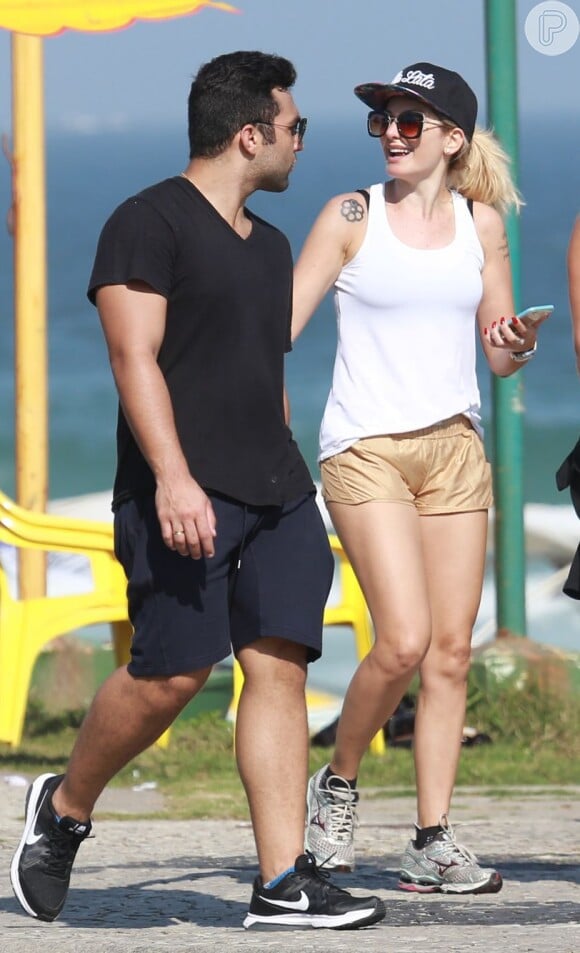 Jonathan Costa e Antonia Fontenelle gostam de caminhar na praia