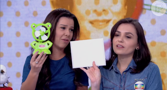 Fernanda Souza mostra presente que comprou para Monica Iozzi no "Vídeo Show"