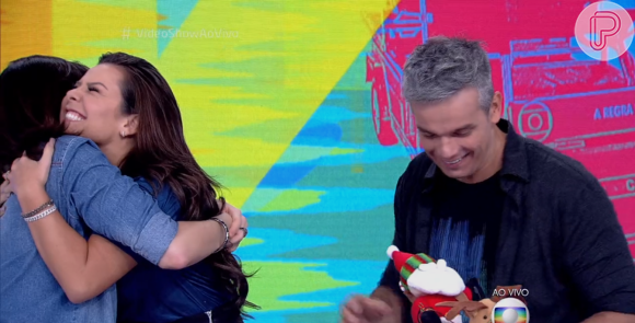 Fernanda Souza abraça Monica Iozzi ao chegar no "Vídeo Show" nesta quinta-feira