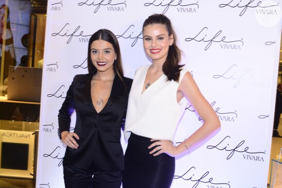 Camila Queiroz e Giovanna Lancellotti posam juntas em evento