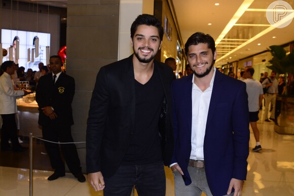Os irmãos Bruno Gissoni e Rodrigo Simas também marcaram presença na inauguração