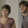 Eliza (Marina Ruy Barbosa) não gosta de ver Jonatas (Felipe Simas) com Leila (Carla Salle), na novela 'Totalmente Demais'