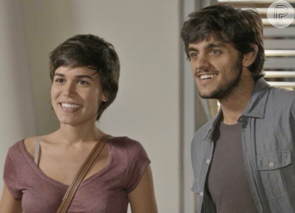 Eliza (Marina Ruy Barbosa) não gosta de ver Jonatas (Felipe Simas) com Leila (Carla Salle), na novela 'Totalmente Demais'