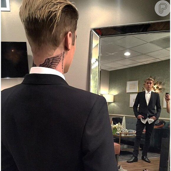 Justin Bieber tatuou uma asas na nunca e compartilhou o novo desenho em sua conta no Instagram nesta quinta, dia 10 de dezembro de 2015
