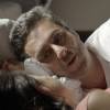 Romero (Alexandre Nero) se levanta no meio da noite, deixa Tóia (Vanessa Giácomo) dormindo e sobe para cumprir a exigência de Atena (Giovanna Antonelli), na novela 'A Regra do Jogo'