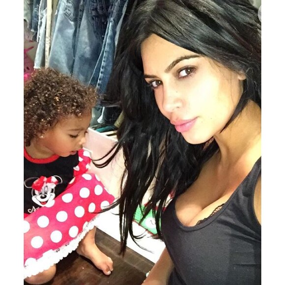 Kim Kardashian e a pequena North West, de 2 anos