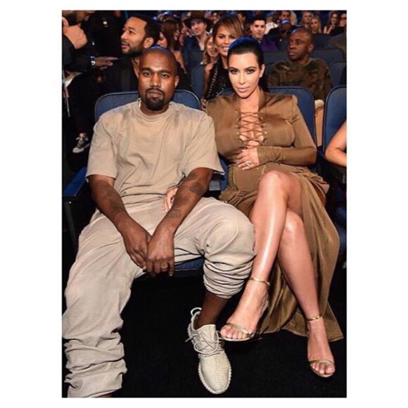 Kim Kardashian e Kanye West se inspiram em programa de TV e decidem doar mil pares de sapatos para projeto de caridade