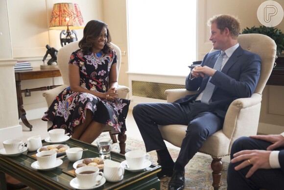 Príncipe Harry recebeu a primeira-dama dos Estados Unidos, Michelle Obama, para uma tarde de chá no Palácio de Kensington