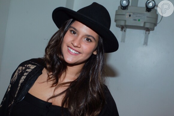 Giulia Costa escolheu um chapéu de cowgirl para prestigiar o show de Luan Santana