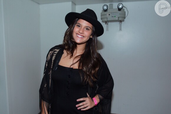 Giulia Costa escolheu visual country para o show de Luan Santana, na noite desta sexta-feira, 11 de dezembro de 2015