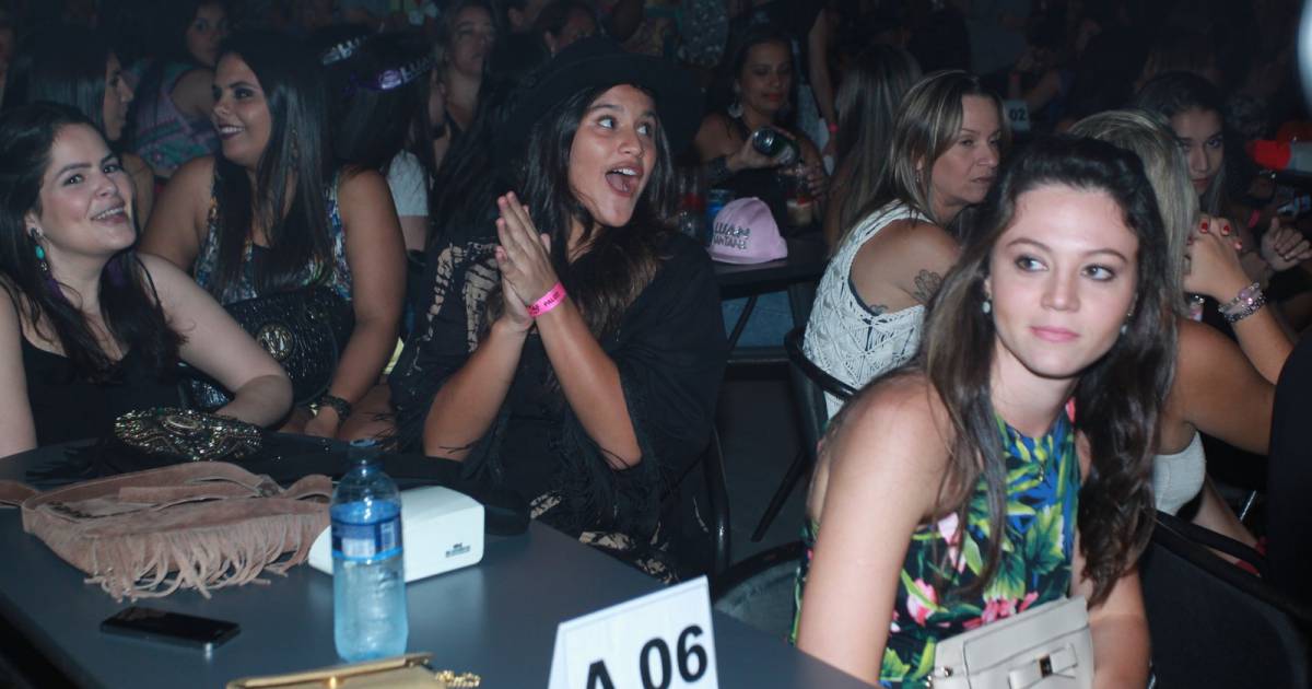 Giulia Costa se divertiu em show de Luan Santana - Purepeople