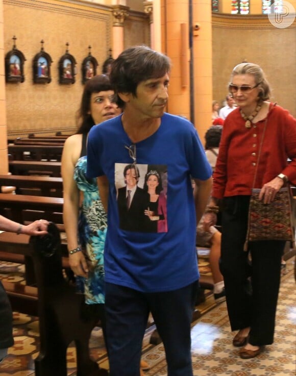 Ricardo Graça Mello usou camiseta com a foto da mãe, Marília Pêra, na missa de 7º dia da diva do teatro