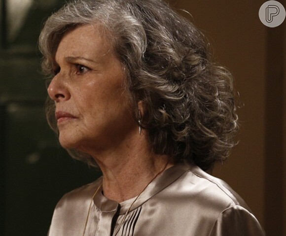 Vitória (Irene Ravache) se revolta e manda Alberto (Juca de Oliveira) sair da sua frente, na novela 'Além do Tempo'