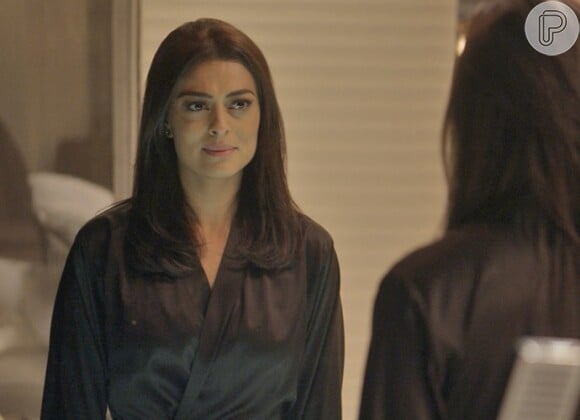Carolina (Juliana Paes) assume um teste de gravidez de Emanuelly (Karine Barros) como seu e acha que está grávida, na novela 'Totalmente Demais'
