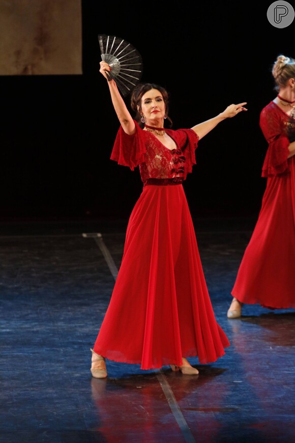 Fátima Bernardes se apresenta em espetáculo de dança da Compahia de Jazz Carlota Portella na noite de sábado, 12 de dezembro de 2015