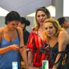 Letícia Colin espia ao lado de Bruna Marquezine e amiga em shopping, no Rio de Janeiro