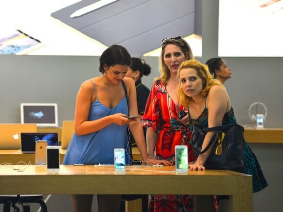 Letícia Colin espia ao lado de Bruna Marquezine e amiga em shopping, no Rio de Janeiro