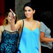 Bruna Marquezine escolhe look com modelo curto para passeio com Letícia Colin