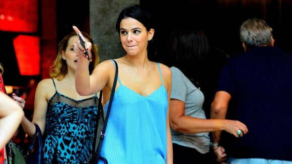 Bruna Marquezine escolhe look com modelo curto para passeio com Letícia Colin
