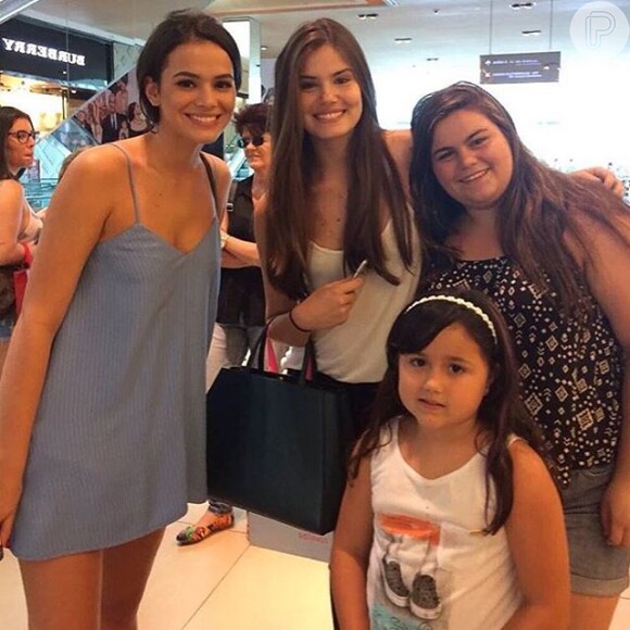 No shopping, Bruna foi abordada por fãs e se encontrou com Camila Queiroz