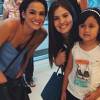 No shopping, Bruna foi abordada por fãs e se encontrou com Camila Queiroz