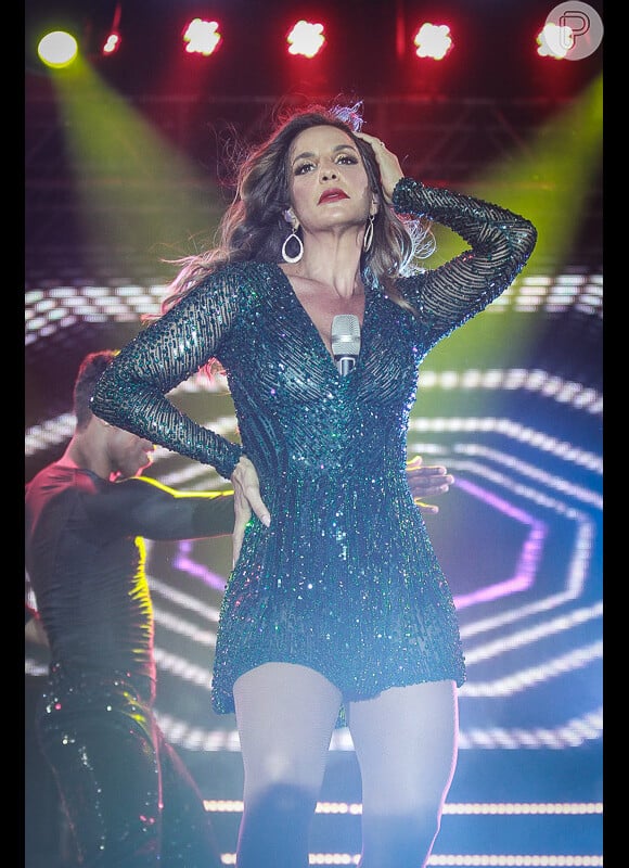Ivete Sangalo abusou da sensualidade ao fazer show da turnê 'Ivete na Balada' na casa de espetáculos Vila Country, em São Paulo, na noite deste sábado, 12 de dezembro de 2015