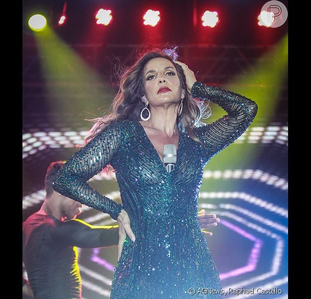 Ivete Sangalo sensualiza ao colocar o microfone no decote ...