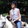 Camila Queiroz fez aulas de cavalgada para viver a ingênua Mafalda da novela 'Eta Mundo Bom'