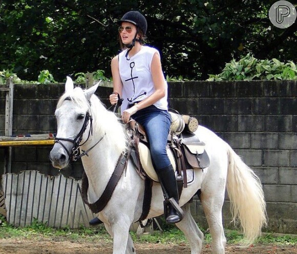 Camila Queiroz fez aulas de cavalgada para viver a ingênua Mafalda da novela 'Eta Mundo Bom'