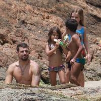 Cauã Reymond leva tombos da prancha ao surfar em dia de praia com a filha, Sofia
