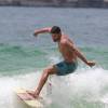 Cauã Reymond aproveitou sua ida à praia e surfou no mar da Joatinga