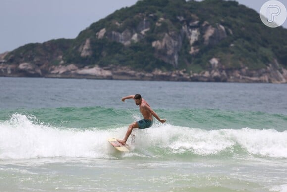 Cauã Reymond aproveitou sua ida à praia e surfou no mar da Joatinga