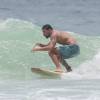 Cauã Reymond aproveitou para surfar, exibindo a ótima forma