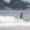 Cauã Reymond aproveitou para surfar, exibindo a ótima forma