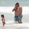 Cauã Reymond levou a filha, Sofia, à praia da Joatinga, na Zona Oeste do Rio de Janeiro, neste domingo, 13 de dezembro de 2015
