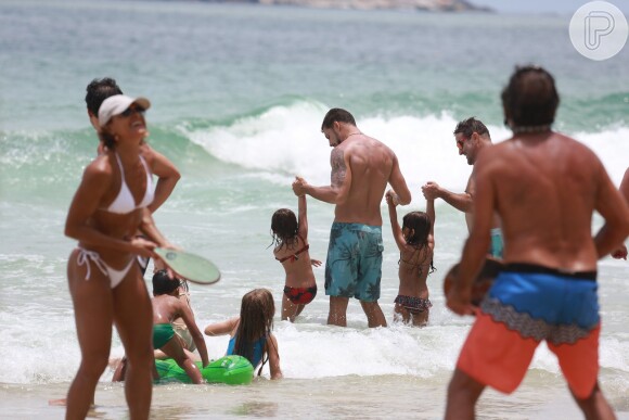 Cauã Reymond brincou com a filha, Sofia, e uma amiguinha dela na praia da Joatinga, Zona Oeste do Rio