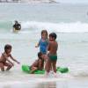 Cauã Reymond acompanhou de perto a filha, Sofia, brincando nas areias da praia da Joatinga