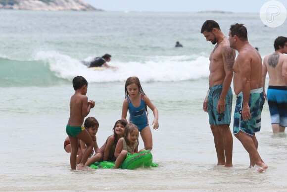 Cauã Reymond acompanhou cada momento da filha, Sofia, em sua ida à praia