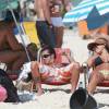 Thammy Miranda curtiu praia sem camisa ao lado da noiva Andressa Ferreira, na Barra da Tijuca, no Rio de Janeiro