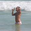 Após mudança de gênero, Thammy Miranda mostrou o peito sem camisa na Barra da Tijuca, no Rio de Janeiro