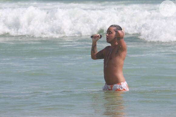 Após mudança de gênero, Thammy Miranda mostrou o peito sem camisa na Barra da Tijuca, no Rio de Janeiro