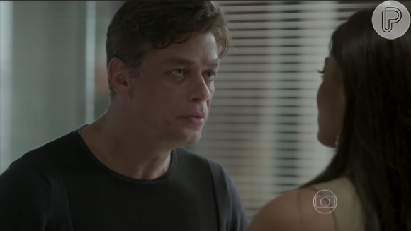 Arthur (Fábio Assunção) fica perplexo ao saber do resultado positivo do teste de gravidez de Carolina (Juliana Paes)