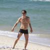 Marcello Antony curte dia de sol em praia carioca