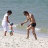 Marcello Antony brina com o filho Lorenzo na praia, em 23 de agosto de 2013