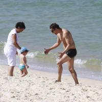 Marcello Antony curte praia ao lado dos filhos e da mulher, Carolina Villar