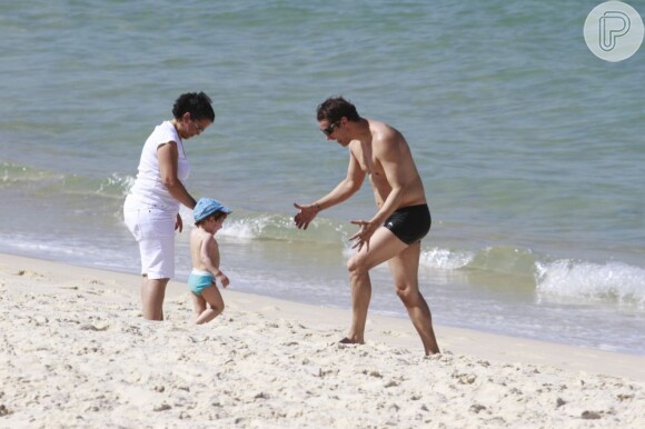 Marcello Antony brina com o filho Lorenzo na praia, em 23 de agosto de 2013