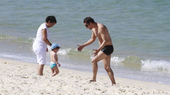 Marcello Antony curte praia ao lado dos filhos e da mulher, Carolina Villar